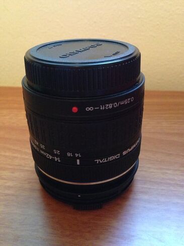 Olympus E-420 Black SLR Digital Camera with 14-42mm Zoom Lens & 2.7" LCD in Kuwait