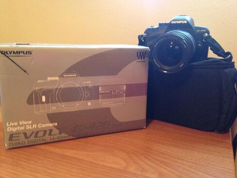 Olympus E-420 Black SLR Digital Camera with 14-42mm Zoom Lens & 2.7" LCD in Kuwait