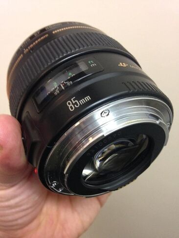 عدسة كانون شورت تيليفوتو 85 ملم USM EF f/1.8 USM in Kuwait