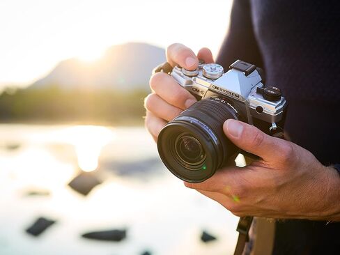 كاميرا OM System OM-5 سوداء بنظام أربعة أثلاث M.Zuiko Digital ED 12-45mm F4.0 PRO kit كاميرا خارجية تصميم مختوم للطقس 5 محاور تثبيت الصورة 50 ميجابكسل لقطة عالية الدقة محمولة باليد in Kuwait