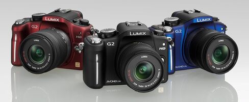 Panasonic Lumix DMC-G2 12.1 MP Live MOS Mirrorless Digital Camera with 3-Inch Touch Screen LCD and 14-42mm Lumix G VARIO f/3.5-5.6 MEGA OIS Lens (Black) in Kuwait