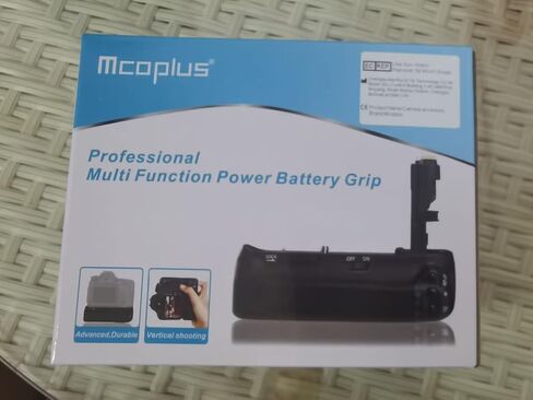 Mcoplus EOS-800D Vertical Multi-Function Replacement Battery Grip for EOS Rebel 800D/T7i/X9i/77D/9000D in Kuwait