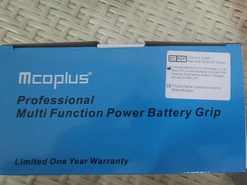 Mcoplus EOS-800D Vertical Multi-Function Replacement Battery Grip for EOS Rebel 800D/T7i/X9i/77D/9000D in Kuwait