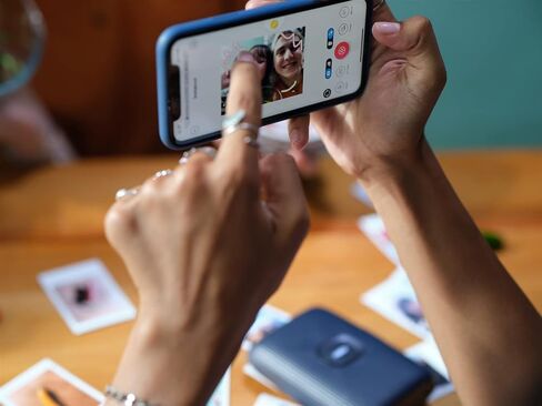 حزمة طابعة Fujifilm Instax Mini Link 2 للهواتف الذكية باللون الأبيض مع حزمة Fujifilm Instax Mini Twin Pack لفيلم فوري و20 إطار ملصق in Saudi Arabia