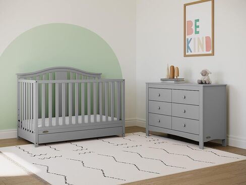 سرير أطفال Graco Solano 4 في 1 قابل للتحويل مع مجموعة أدراج (أبيض) - معتمد من GREENGUARD Gold، يتضمن درج تخزين حضانة كامل الحجم، يتحول إلى سرير طفل صغير وسرير كامل الحجم | معتمد من GREENGUARD باللون الذهبي، ويتضمن درج تخزين كامل الحجم لغرف الأطفال، ومحول in Kuwait