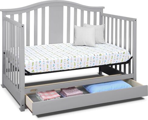 سرير أطفال Graco Solano 4 في 1 قابل للتحويل مع مجموعة أدراج (أبيض) - معتمد من GREENGUARD Gold، يتضمن درج تخزين حضانة كامل الحجم، يتحول إلى سرير طفل صغير وسرير كامل الحجم | معتمد من GREENGUARD باللون الذهبي، ويتضمن درج تخزين كامل الحجم لغرف الأطفال، ومحول in Kuwait