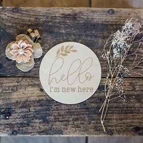 اموس اند سوير لافتة اعلان ميلاد خشبية بعبارة «Hello I'm New here»، دعامة تصوير لحديثي الولادة in Kuwait