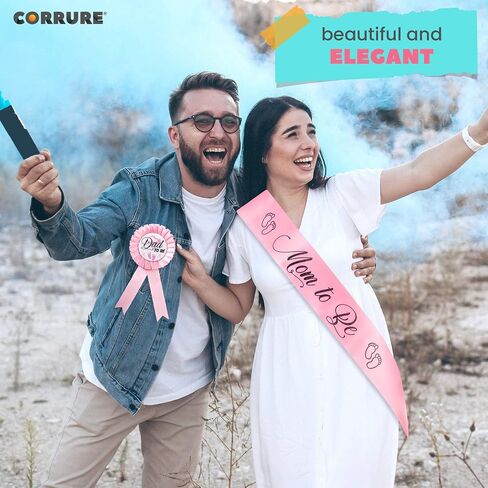 وشاح استحمام الطفل ودبوس زر للأولاد من CORRURE - وشاح "Mom to Be" ودبوس "Dad to Be" مع شريط أزرق جميل ونص أسود لامع - هدية مثالية للأم والأب للكشف عن الجنس/حفلة استقبال الطفل in Kuwait