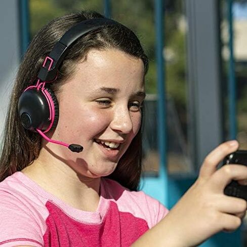 سماعة رأس JLab JBuddies Play اللاسلكية للأطفال | أسود | 22+ ساعة بلوتوث 5 وقت تشغيل 60 مللي ثانية زمن استجابة منخفض جدًا للعب على الهاتف المحمول | ميكروفون بوم قابل للسحب | سلك AUX متوافق مع وحدات تحكم الألعاب in Kuwait