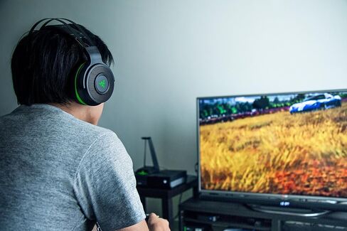 Razer Thresher For Xbox One: Windows Sonic Surround - Lag-Free Wireless Connection - Retractable Digital Microphone - Gaming Headset For PC, Xbox One, Xbox Series X & S in Saudi Arabia