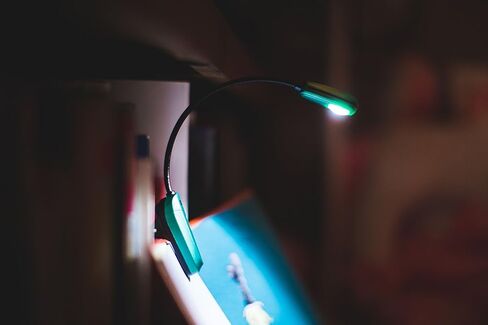 ضوء القراءة الأصلي Mighty Bright MiniFlex ذو المشبك على الكتاب، 1 مصباح أبيض ساطع، مرن، متين، تصميم مضغوط مثالي لدودة الكتب والأطفال اقرأ في السرير، عمر بطارية 25 ساعة (أزرق) in Kuwait