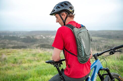 حزمة ترطيب الدراجة الخفيفة الكلاسيكية من CamelBak، 70 أونصة in Saudi Arabia