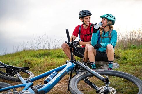حزمة ترطيب الدراجة الخفيفة الكلاسيكية من CamelBak، 70 أونصة in Saudi Arabia