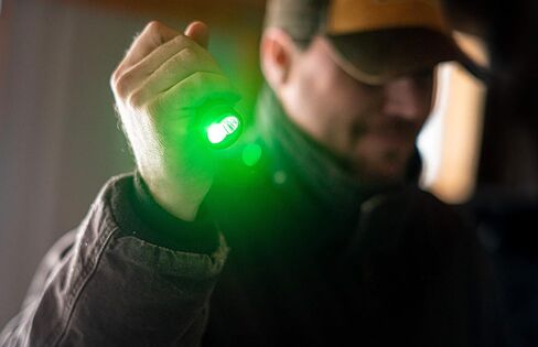 مصباح يدوي صغير من Smith & Wesson Night Guard بتصميم مدمج، تشغيل سهل وهيكل عالي التحمل من أجل EDC والعمل والبقاء على قيد الحياة والصيد والخارج in Kuwait