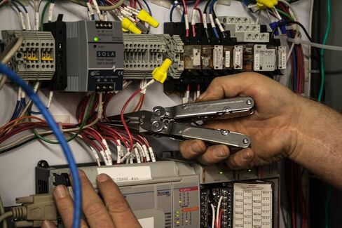 SOG PowerLock متعدد الأدوات - تقنية الرافعة المالية المركبة مع جهاز تجعيد التخلص من الذخائر المتفجرة، هيكل من الفولاذ المقاوم للصدأ 420، 18 أداة متخصصة خفيفة الوزن (B61N-CP)، أسود in Kuwait