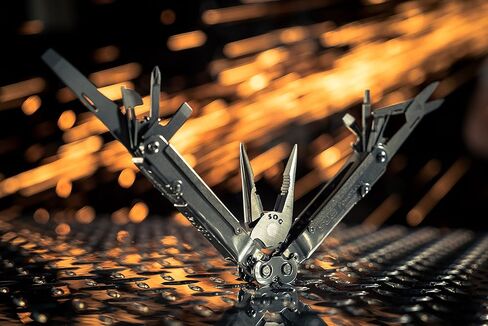 SOG PowerLock متعدد الأدوات - تقنية الرافعة المالية المركبة مع جهاز تجعيد التخلص من الذخائر المتفجرة، هيكل من الفولاذ المقاوم للصدأ 420، 18 أداة متخصصة خفيفة الوزن (B61N-CP)، أسود in Kuwait
