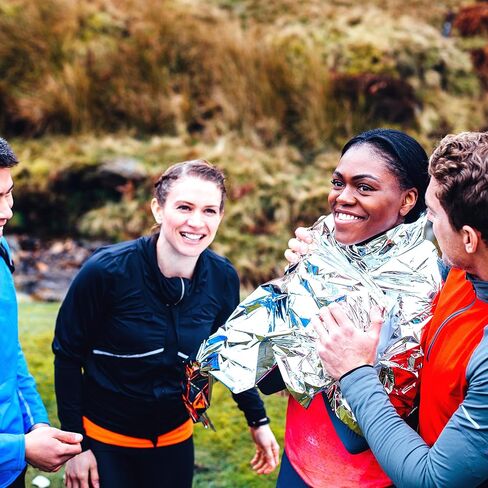 Grabber Outdoors بطانية النجاة في حالات الطوارئ ذات العلامة التجارية الأصلية للفضاء، فضي، 3 أونصة. 56 بوصة × 84 بوصة in Kuwait