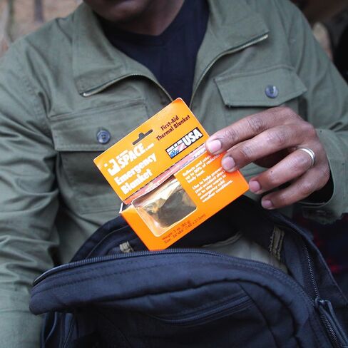 Grabber Outdoors بطانية النجاة في حالات الطوارئ ذات العلامة التجارية الأصلية للفضاء، فضي، 3 أونصة. 56 بوصة × 84 بوصة in Kuwait