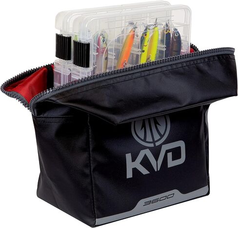 Plano KVD Wormfile Signature Series 3600 Speedbag، قماش أسود مطلي بمادة TPE مع تصميم داخلي ولمسات حمراء، حقيبة صيد ناعمة ممتازة، تخزين أدوات الطعوم والسحر in Saudi Arabia