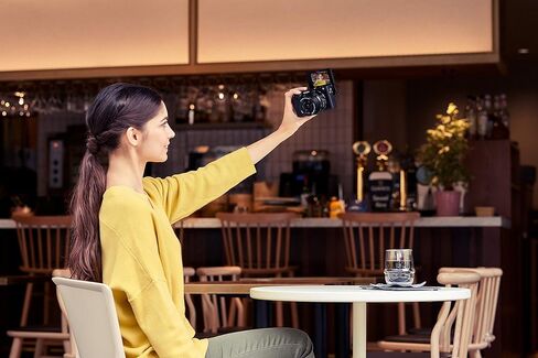 Sony Alpha 6400 | APS-C Mirrorless Camera (Fast 0.02s Autofocus, 24.2 Megapixels, 4K Movie Recording, Flip Screen for Vlogging) in Saudi Arabia