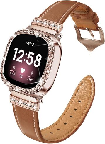 سوار جلدي متوافق مع سوار Fitbit Sense 2/Versa 4 للنساء، حزام جلدي أنيق مع إبزيم معدني على شكل حرف D من حجر الراين مع غطاء جراب لامع in Kuwait