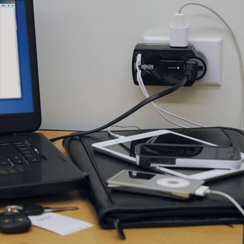 شريط الطاقة المحمول Tripp Lite 3 Outlet Surge Protector، توصيل مباشر، 2 USB، تأمين بقيمة 5000 دولار (SK120USB) in Kuwait