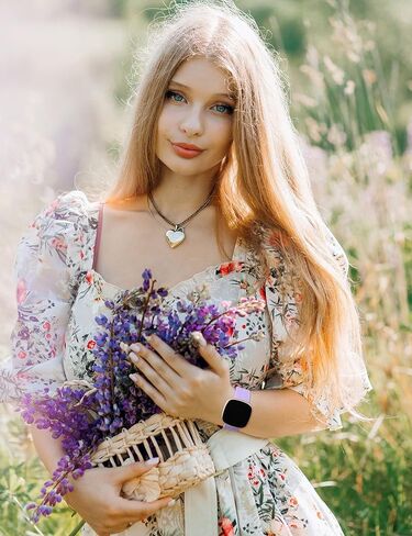 عبوتان من Minyee منقوشة بالزهور متوافقة مع Fitbit Versa 4/Versa 3/Sense 2/Sense Band للسيدات، تصميم لطيف من السيليكون الهندباء عباد الشمس، حزام صيفي فاخر رياضي ناعم لـ Versa 4 in Kuwait