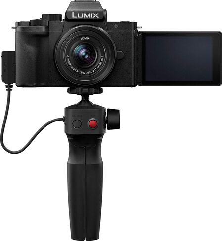 طقم تسجيل فيديو 4K بدون مرآة من باناسونيك DC-G100VK LUMIX G100 مع عدسة 12-32 مم + حزمة مقبض حامل ثلاثي DMW-SHGR1 مع علبة معدات ديكو + ميكروفون + بطاقة 64 جيجابايت + مجموعة برامج صور فيديو وملحقاتها in Saudi Arabia