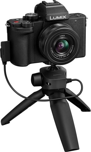 طقم تسجيل فيديو 4K بدون مرآة من باناسونيك DC-G100VK LUMIX G100 مع عدسة 12-32 مم + حزمة مقبض حامل ثلاثي DMW-SHGR1 مع علبة معدات ديكو + ميكروفون + بطاقة 64 جيجابايت + مجموعة برامج صور فيديو وملحقاتها in Saudi Arabia