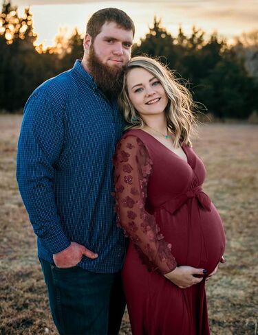 فستان حمل شبكي بأكمام منتفخة مزين بالزهور، فستان طويل للحمل لالتقاط الصور في حفل استقبال المولود الجديد in Kuwait