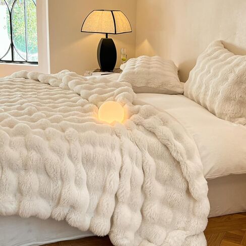 بطانية Snuggoo الفاخرة من فراء الأرنب الصناعي باللون الأبيض الكريمي، بطانية فائقة النعومة ورقيقة للأريكة والسرير، بطانية فقاعات مريحة للنساء (50 بوصة × 60 بوصة) in Kuwait