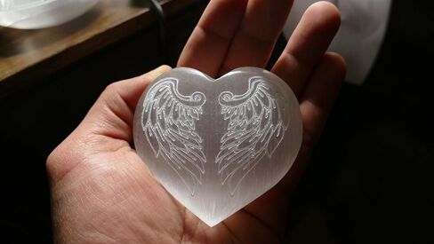 أجنحة ملاك القلب المنقوشة من Xen Minerals Selenite - قلوب وأحجار كريستالية أصلية للشفاء وتوازن الشاكرا، بلورات وصخور على شكل قلب، أحجار كريمة بيضاء شفافة صغيرة مقاس 7.62 سم ​​هالة صحية هادئة in Kuwait