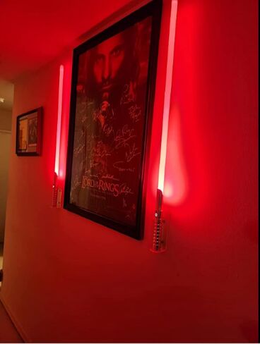 حامل عرض حائطي من MANNIFEN Lightsaber Lightsaber مثبت على الحائط من الأكريليك (قطعة واحدة باللون الأسود) in Kuwait