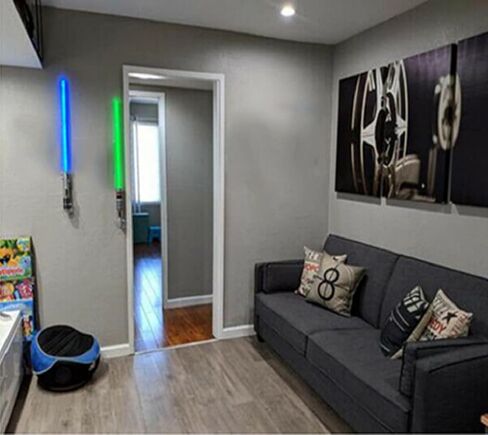 حامل عرض حائطي من MANNIFEN Lightsaber Lightsaber مثبت على الحائط من الأكريليك (قطعة واحدة باللون الأسود) in Kuwait