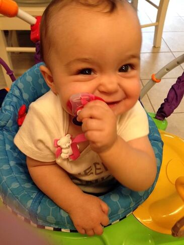 مشبك حامل اللهاية العالمي من بيبي بادي – يتم تثبيته على الباسي أو ربطه بحلقة سيليكون ملائمة عالمية – مشبك مصاصة للأطفال من سن 4 أشهر فما فوق/ الأولاد والبنات الصغار in Kuwait