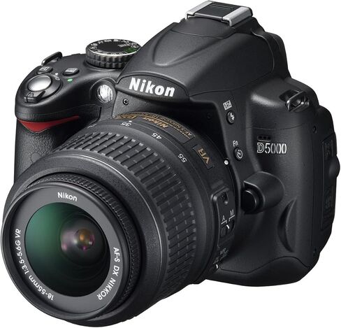 كاميرا Nikon D5000 بدقة 12.3 ميجابكسل DX رقمية SLR مع عدسة VR مقاس 18-55 مم f/3.5-5.6G وشاشة LCD متغيرة الزاوية مقاس 2.7 بوصة (متجددة) in Saudi Arabia