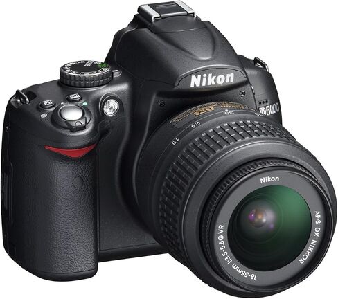 كاميرا Nikon D5000 بدقة 12.3 ميجابكسل DX رقمية SLR مع عدسة VR مقاس 18-55 مم f/3.5-5.6G وشاشة LCD متغيرة الزاوية مقاس 2.7 بوصة (متجددة) in Saudi Arabia