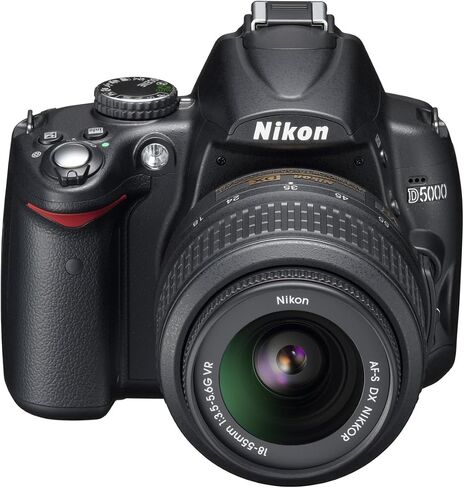 كاميرا Nikon D5000 بدقة 12.3 ميجابكسل DX رقمية SLR مع عدسة VR مقاس 18-55 مم f/3.5-5.6G وشاشة LCD متغيرة الزاوية مقاس 2.7 بوصة (متجددة) in Saudi Arabia