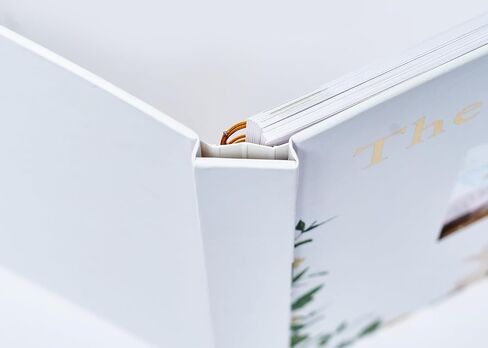مساحة لصورة الطفل على غلاف كتاب الطفل، مجموعة تذكار لكتاب الطفل مكونة من 24 ملصقًا للتواريخ المهمة، كتاب ذاكرة الطفل 60 صفحة، ألبومات صور الطفل، كتاب السنة الأولى للطفل، كتاب تذكار الطفل in Kuwait