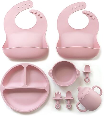 مجموعة مستلزمات الفطام للأطفال من كلوفر كلوفر، 9 قطع - مجموعة تغذية الأطفال الصغار - طبق شفط مقسم من السيليكون مع غطاء، وعاء شفط، كوب سيبي، 2 مريلة، 2 ملعقة ناعمة وشوكة 6 أشهر فما فوق (وردي غير لامع) in Kuwait