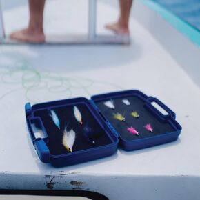 صندوق صيد ذباب في المياه المالحة من باتنكيل | 10 قطع ذباب متين مع ذباب جاف ورطب | خطافات وزنجرز واقلام | تشكيلة متنوعة من السنوك في المياه المالحة / السمك الاحمر / تاربون | صندوق معالجة متين in Kuwait