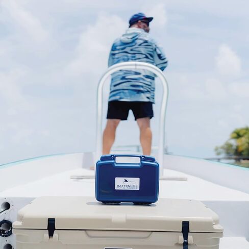 صندوق صيد ذباب في المياه المالحة من باتنكيل | 10 قطع ذباب متين مع ذباب جاف ورطب | خطافات وزنجرز واقلام | تشكيلة متنوعة من السنوك في المياه المالحة / السمك الاحمر / تاربون | صندوق معالجة متين in Kuwait