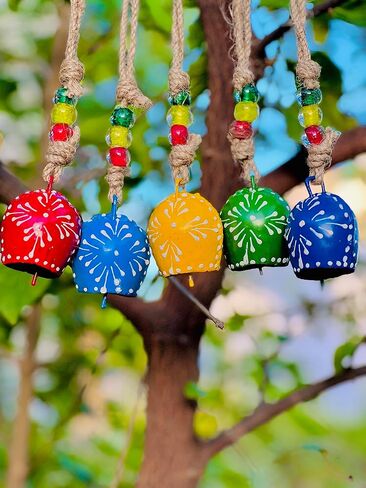 مجموعة من 5 أجراس من بيلشوب، أجراس مطلية متعددة الألوان مصنوعة يدويًا لتعليق المنزل والحديقة وأجراس البقر وصانعات الضوضاء وديكور حائط المزرعة وديكور المكتب والخارجي مجموعة من 5 أجراس 7 سم in Kuwait
