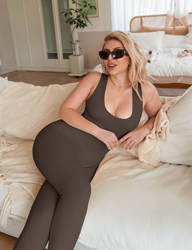 بدلة يوجا مضلعة للسيدات من OYS قطعة واحدة ورقبة على شكل حرف V عميقة للخروج in Kuwait