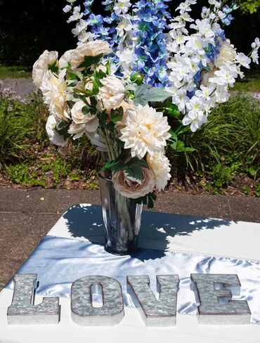 علامة حائط معدنية مجلفنة من ShabbyDecor مقاس 17.78 سم، حرف LOVE مقاس 17.78 سم in Kuwait