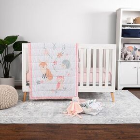 مجموعة مفروشات سرير الأطفال المكونة من 5 قطع من EXPRESSIONS، تتضمن Woodland بطانية أطفال قابلة للعكس من Milestone، و2 ملاءة سرير أطفال قياسية، وبطانية أمان وحقيبة تخزين