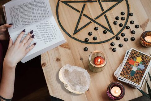 بلورات XIANNVXI وأحجار الشفاء الكوارتز الشفاف الجيود الطبيعي الخام الحقيقي الريكي مجموعة الطاقة الروحية الخام غير النظامية الأحجار الكريمة بلورات كبيرة لديكور مكتب المنزل والمكتب 50 جرام - 100 جرام in Kuwait