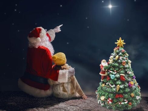 شجرة عيد الميلاد مع تيدي بير من لايت آدر، هدايا وموسيقى عيد الميلاد تلعب في مادة البولي الراتنج in Kuwait