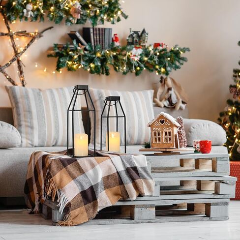 فوانيس شموع معدنية سوداء مزخرفة للاستخدام الداخلي والخارجي، مجموعة حامل شموع ريفية مع شمعتين LED واقعيتين، فانوس ريفي عصري للشرفة الامامية والمدفاة وطاولة الطعام in Kuwait