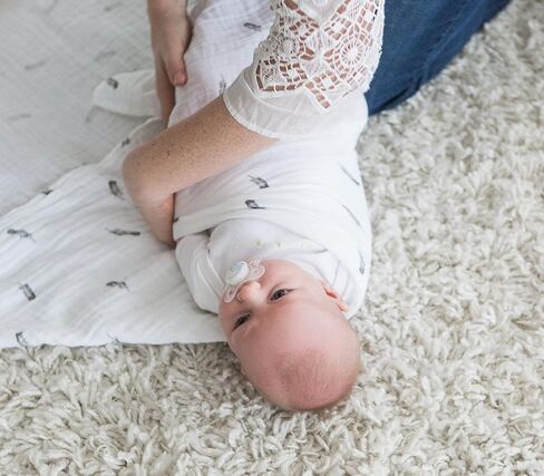 بطانيات Amazing Baby Swaddle Studio Milestone Muslin، مجموعة من 3، إكليل محبوب، أسود ناعم in Kuwait